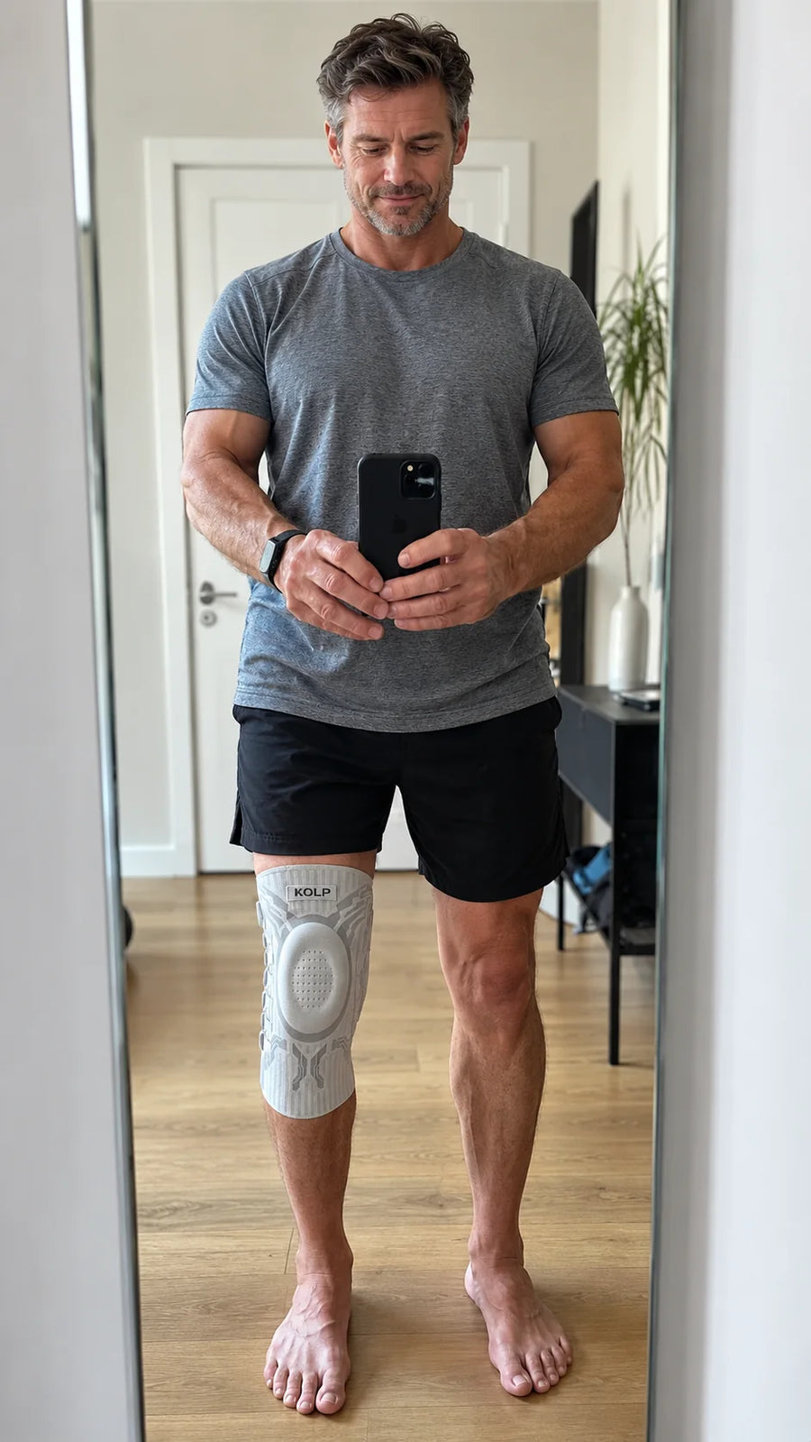 KOLP Flex térdrögzítő viselés közben – férfi, tükörkép